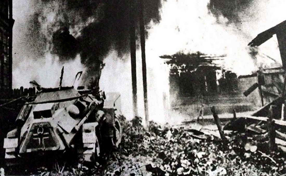 1941年至1942年期间,东线苏联战场,一辆德军Sd.Kfz.223型4轮装甲通讯车正在战火漫天的战场中,由于要在前线担任侦察任务,而这些装甲通讯车装甲防护又弱,因此很容易受到攻击而损毁。