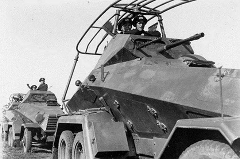1940年，西线战场，由Sd.Kfz.232型6轮装甲通讯车与Sd.Kfz.231型6轮装甲侦察车组成的德军车队正在公路上行进。