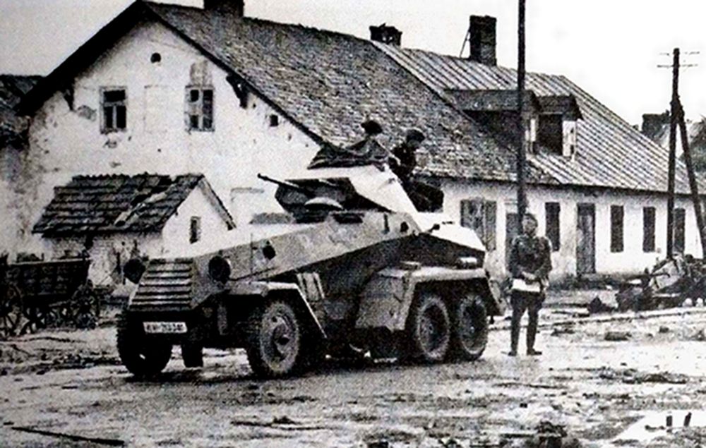1939年波兰战场，停靠在路边的一辆Sd.Kfz.231型6轮装甲侦察车。由于发动机安装在车头部位，所以车头前是散热器的翼片。
