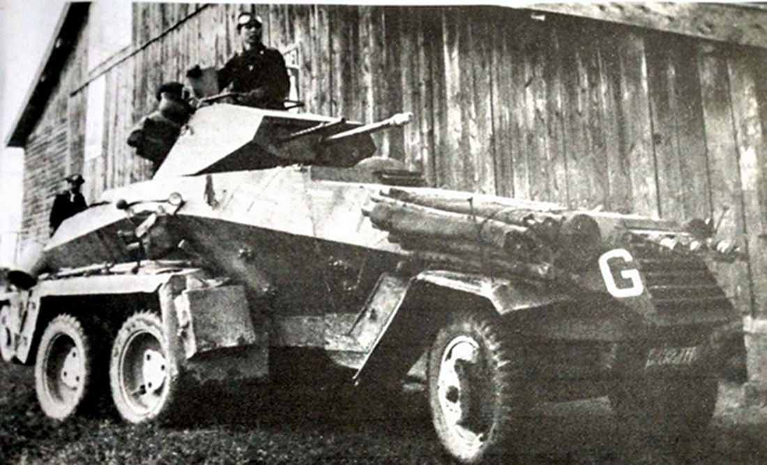 1940年6月，西线法国战场，隶属德军第2装甲师的一辆Sd.Kfz.231型6轮装甲侦察车；车体侧捆着准备填坑的原木条。