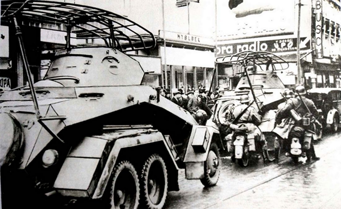 1939年3月，行进在捷克首都布拉格街道上的德军车队，图是车队中的两辆Sd.Kfz.232型6轮装甲通讯车。
