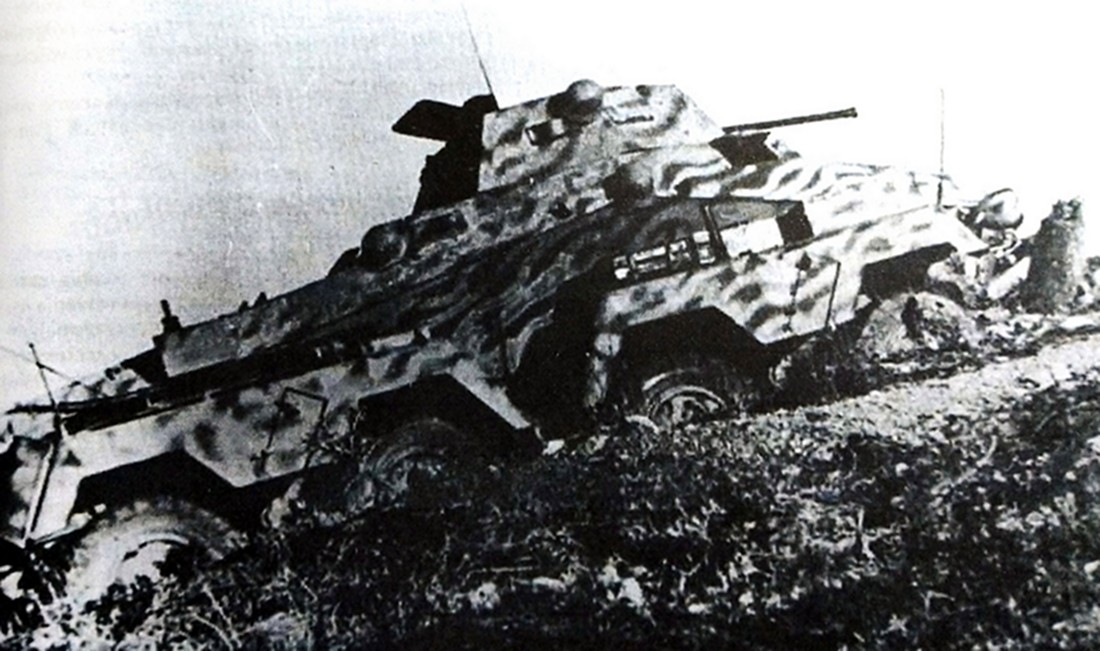 1943年,在希腊地区行进的某德军装甲师一辆Sd.Kfz.231轮式(8轮)装甲侦察车。