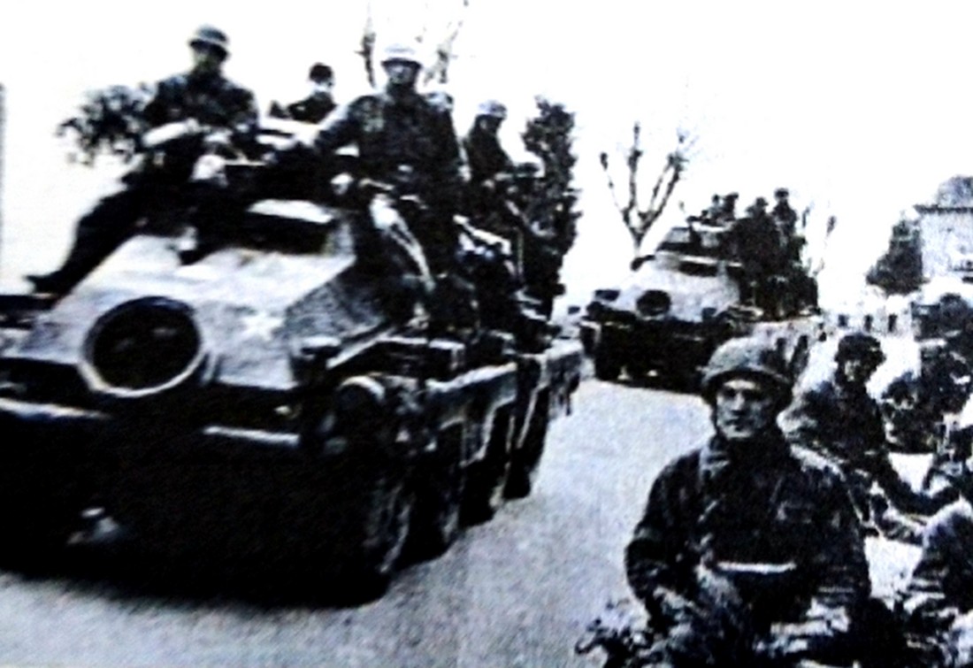1943年7月,德军第15装甲掷弹兵师的Sd.Kfz.231轮式(8轮)装甲侦察车正在与德军大部队一起向前线进发。