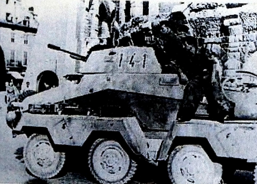 1944年西线战场,德国党卫军第12「希特勒青年团」装甲师的一辆Sd.Kfz.231轮式(8轮)装甲侦察车正在法国一城市执行侦察任务。