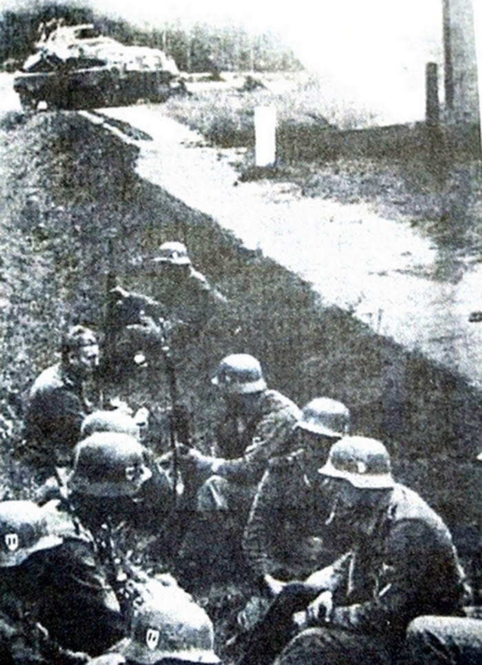 1939年9月,波兰战场,德国武装党卫军第1「阿道夫·希特勒警卫旗队」装甲师的一辆Sd.Kfz.231轮式(8轮)装甲侦察车正在为一队在作战间隙中休息的德军士兵进行警戒。
