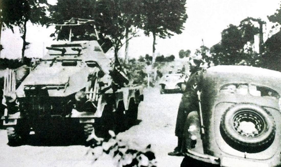 1940年6月,西线法国战场,德国武装党卫军第3「骷髅」装甲师的一辆Sd.Kfz.232轮式(8轮)装甲通讯车正向前线进发。