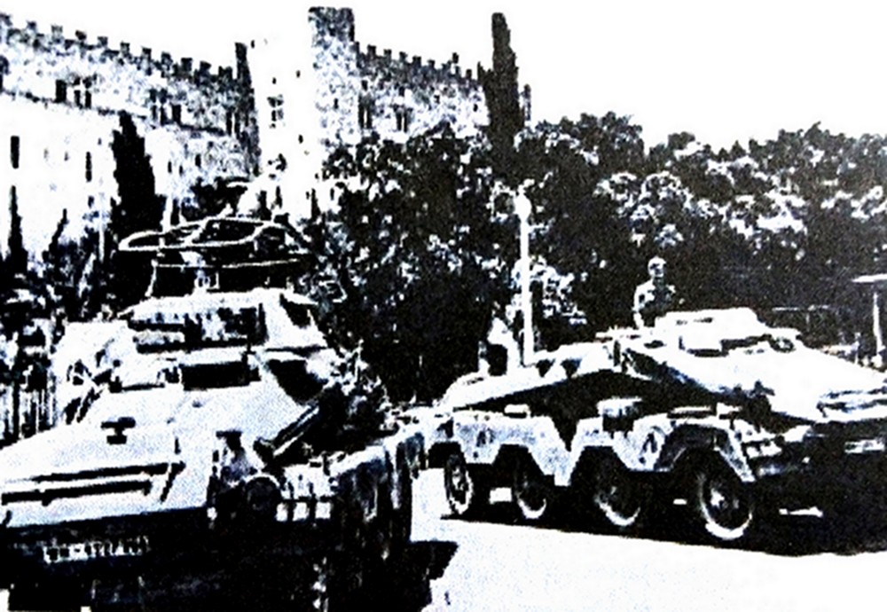 1941年5月,巴尔干半岛,入侵希腊的德国武装党卫军第1「阿道夫·希特勒警卫旗队」装甲师一辆Sd.Kfz.232轮式(8轮)装甲通讯车与一辆Sd.Kfz.233轮式(8轮)装甲炮车正在行进中。