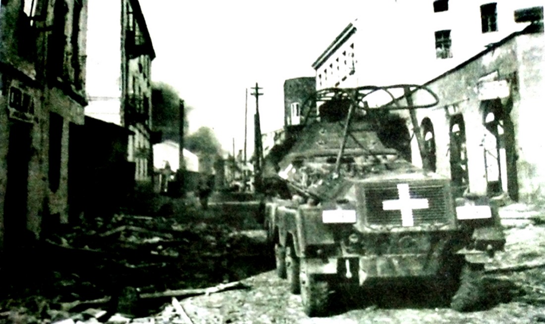 1939年9月,波兰战场,德国武装党卫军第1「阿道夫·希特勒警卫旗队」装甲师的一辆Sd.Kfz.232轮式(8轮)装甲通讯车正行进在波兰一个被攻占的城镇街道上。