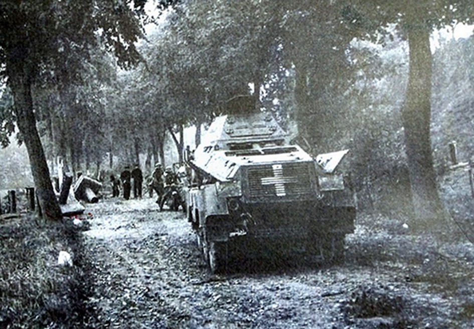1939年9月,波兰战场上一辆正在执行任务的德军不明单位Sd.Kfz.232轮式(8轮)装甲通讯车。