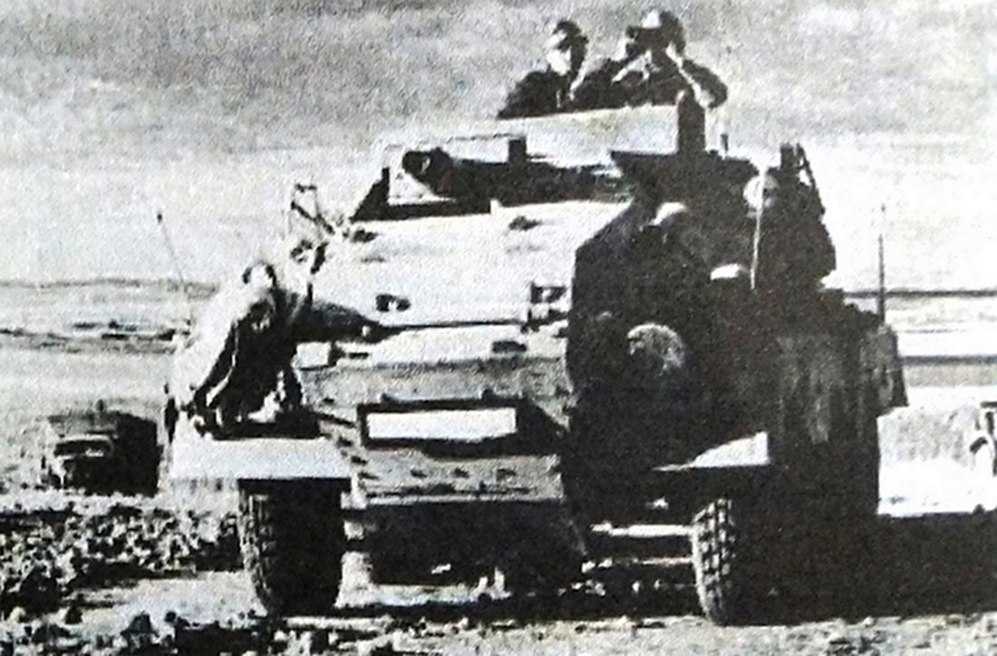 1942年,非洲战场,正在沙漠上行进执行火力支援任务的德军第15装甲师的一辆Sd.Kfz.233型8轮装甲炮车。