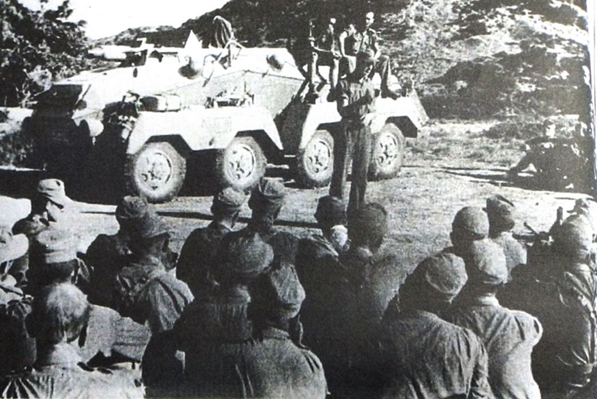 1943年1-2月,非洲战场突尼斯地区,在德军第10装甲师一辆Sd.Kfz.233型8轮装甲炮车旁边,一位德军军官正在向德军士兵布置战斗任务。