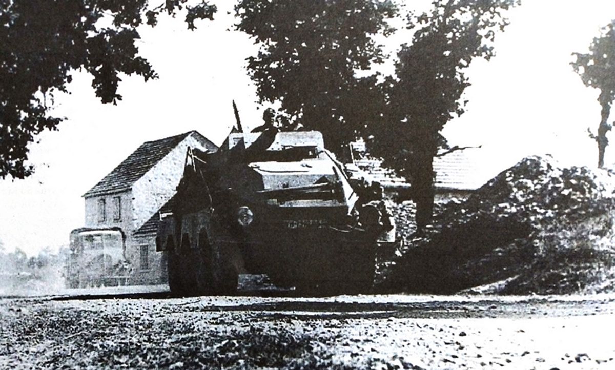 1943年,东线战场,德军一辆不明单位的Sd.Kfz.233型8轮装甲炮车正掩护一支车队向前线进发。