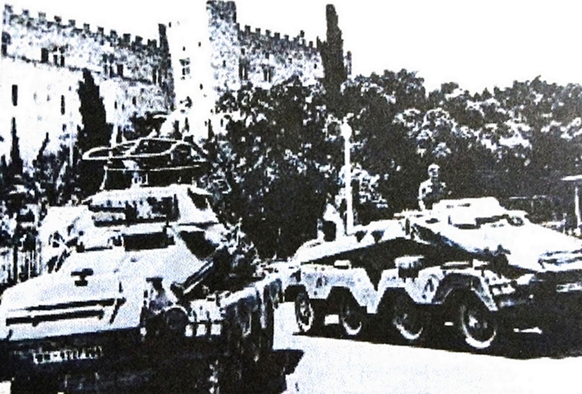 1943年,巴尔干半岛,在希腊一城堡外的德军第1装甲师一辆Sd.Kfz.233型8轮装甲炮车(右)与一辆Sd.Kfz.232型8轮装甲通讯车(左)。