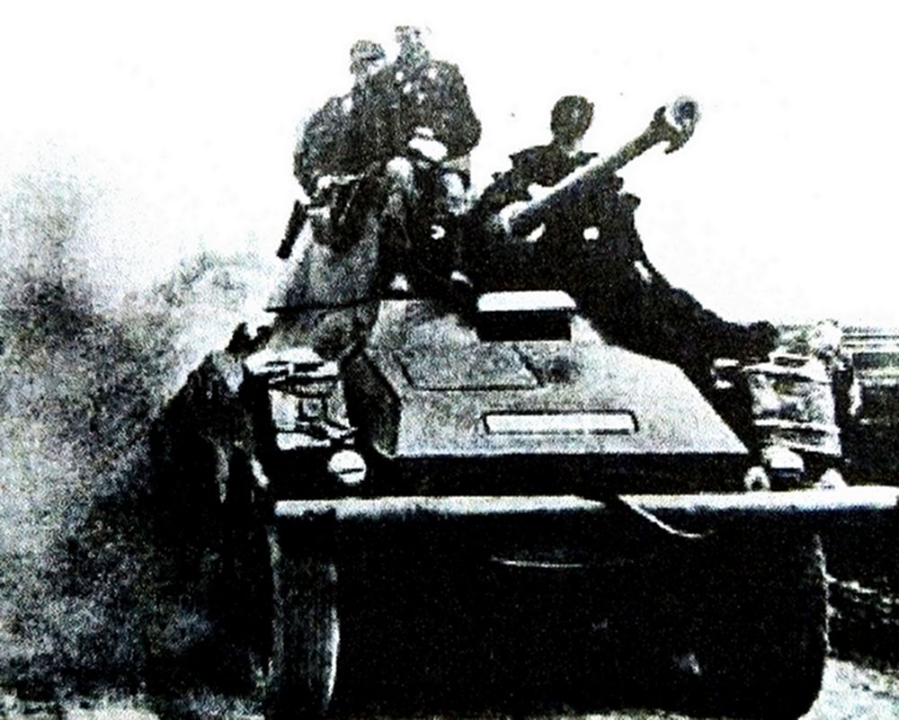 1944年,西线战场法国地区,德军第2装甲师的一辆Sd.Kfz.234/2型8轮装甲侦察车正在向前线进发。
