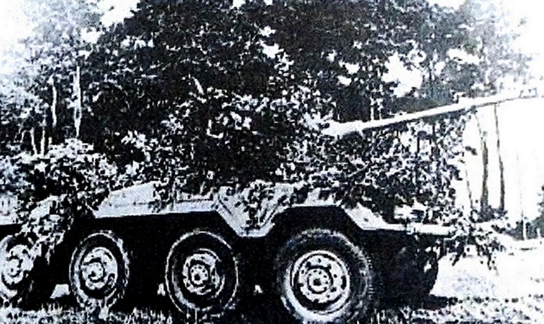 1944年7月,法国战场,一辆德军的Sd.Kfz.234/2型8轮装甲侦察车正隐蔽在树林中待命。