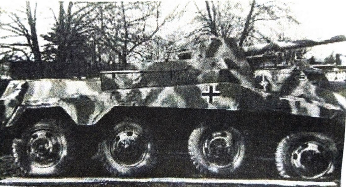 1944年德军一辆不明单位的Sd.Kfz.234/4型8轮装甲反坦克炮车。