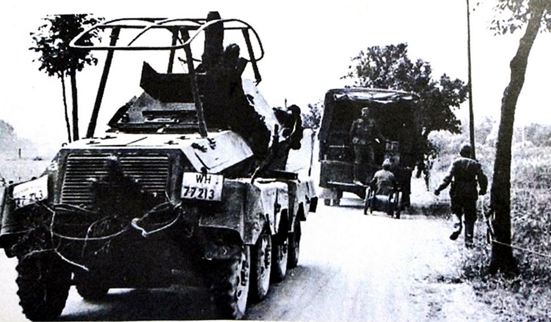 1940年,西线战场,德军第6装甲师一辆Sd.Kfz.263型8轮装甲通讯车正在法国一公路上行进。