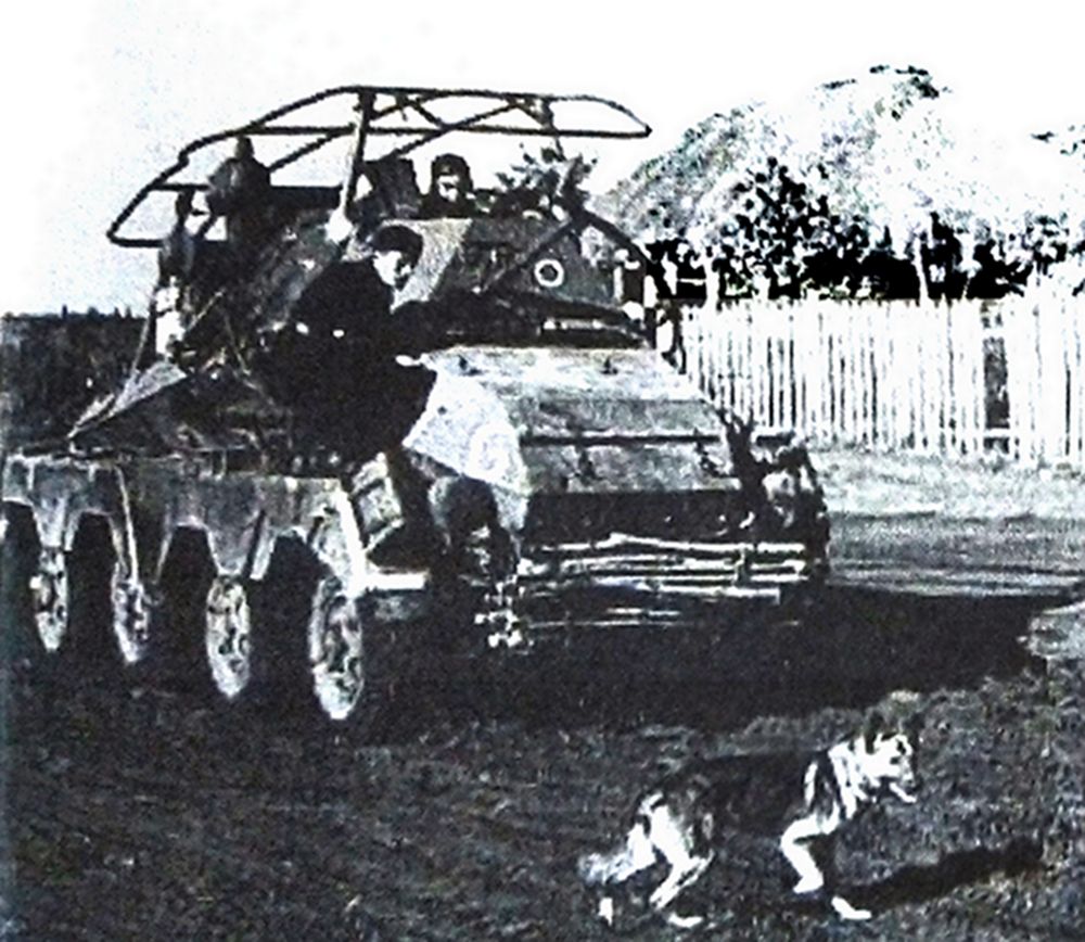 1941年夏天,东线苏联战场,德军第5装甲师第31装甲团一辆Sd.Kfz.263型8轮装甲通讯车正在一农舍旁驶过。由于苏联的路况很差,该车的车头还带着一捆木条作填泥坑用。