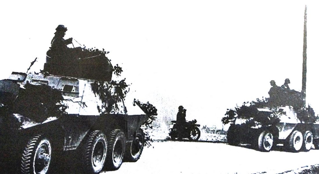 1937年，在奥地利，正在进行训练的一辆ADGZ型8轮重型装甲车。