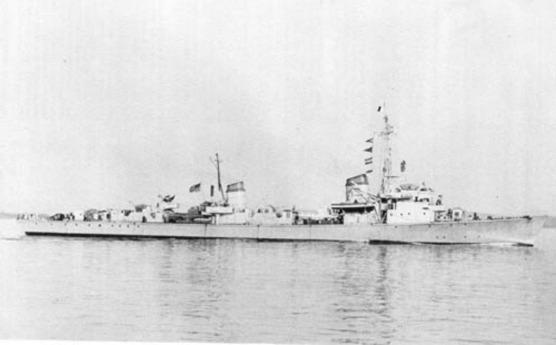 1945年，美军旗帜下的原德国T35号舰队鱼雷艇。T35属1939型，1944年10月服役，1945年5月德国投降后作为战利品移交美国海军，图中可见其在美国国旗下的状态。