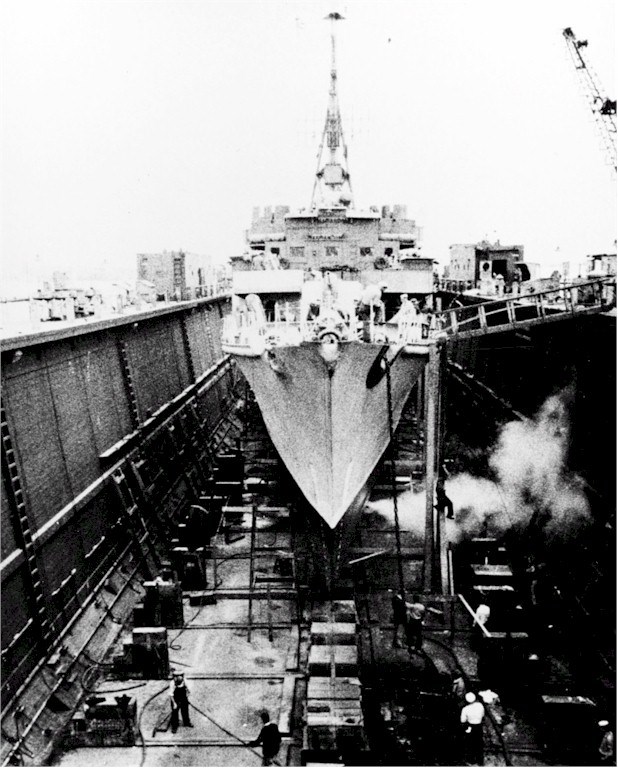 1945年，原德国T35号在波士顿海军船厂检修时的舰桥结构，可见德国原装的双联20毫米机关炮；画面左侧露出同被缴获的德国Z39号驱逐舰尾部。