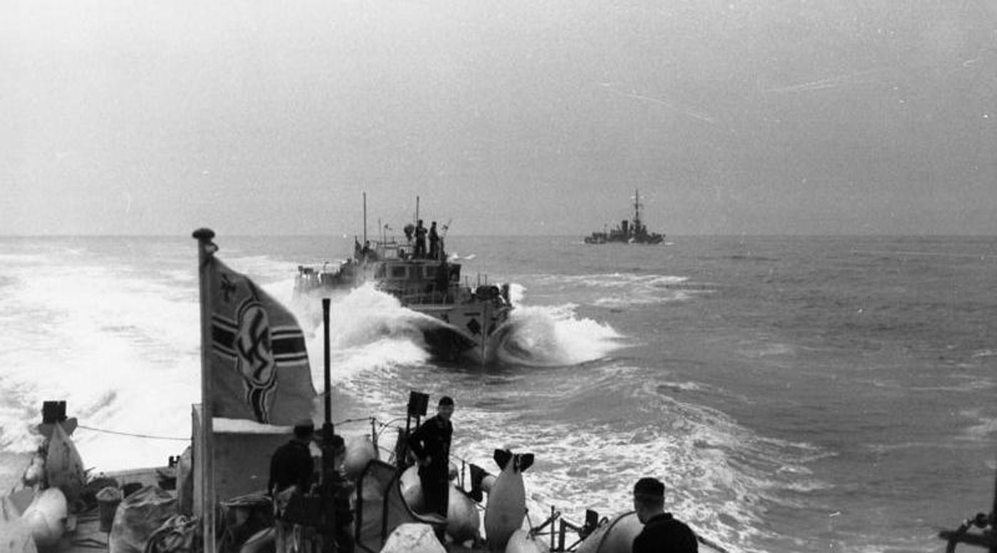1942年前后在英吉利海峡活动的德国扫雷艇。英吉利海峡是水雷密布、战斗频繁的海域,德国扫雷力量在此与盟国展开长期对抗,保障己方航运安全。