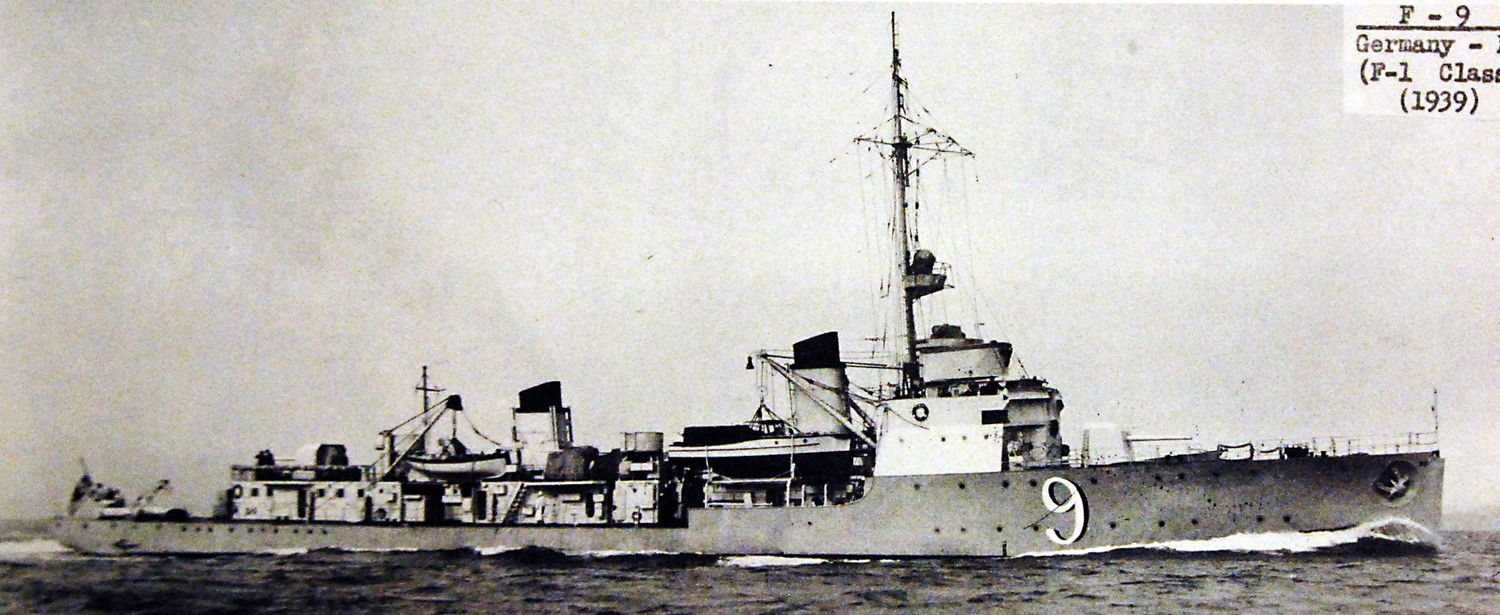 战时美国海军情报档案中的德国F-1级护航舰影像。1940年4月,因F艇不适合作战,德国护航舰队解散,各舰被转用于舰队补给、训练与布雷等勤务。