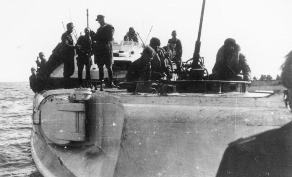 1941年「巴巴罗萨行动」期间,德国S艇在波罗的海利鲍港运送部队,支援对苏作战。S艇除鱼雷攻击外,也常承担运送部队、侦察与护航等任务。
