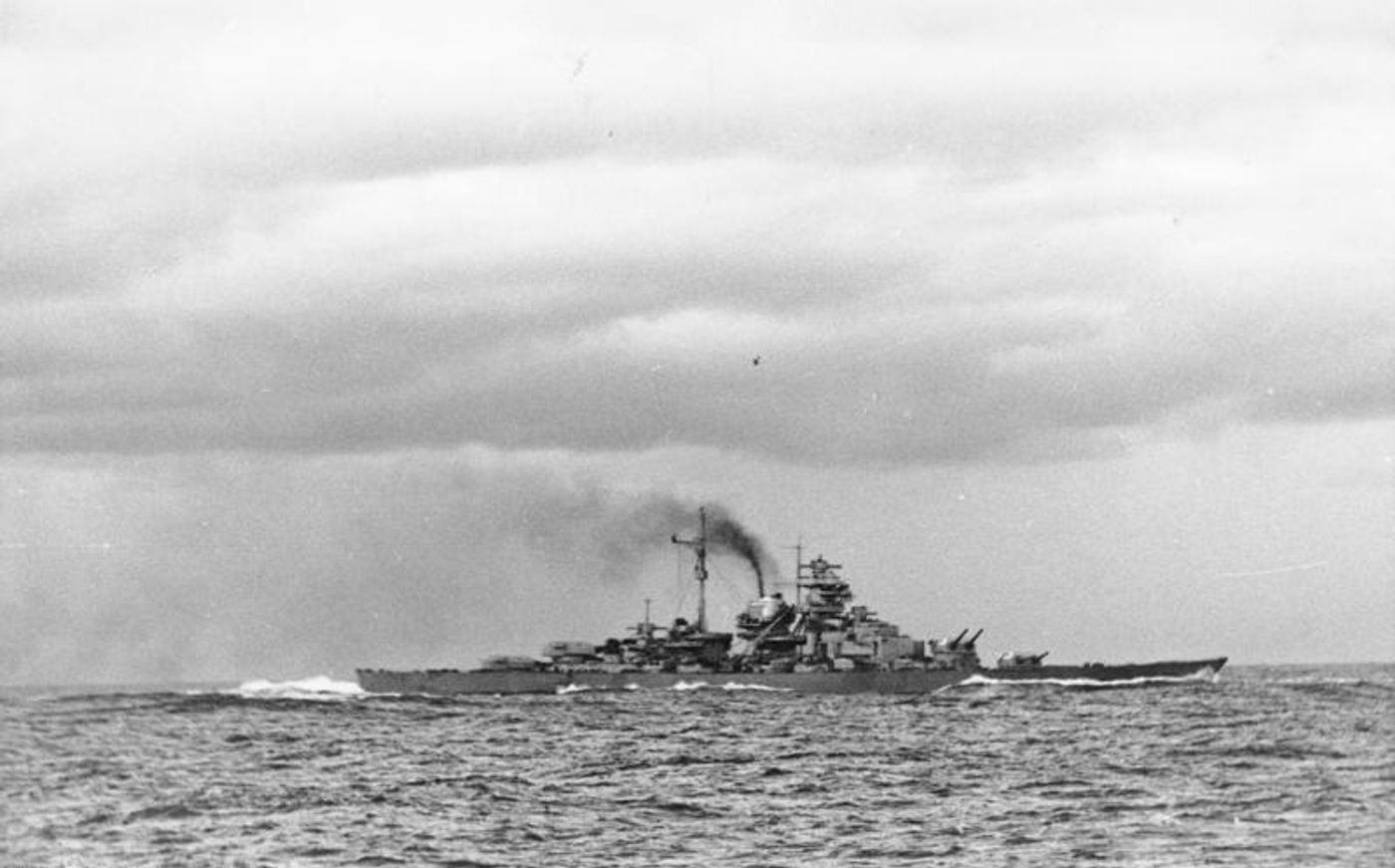 1941年5月24日「丹麦海峡海战」结束后,俾斯麦号带着舰首的两处命中弹痕驶离战场,泄漏的燃油在身后海面上拖出长长的油迹。照片由随行记者拉格曼拍摄,记录下这艘超级战列舰在沉没前最后一次海上航行的身影。