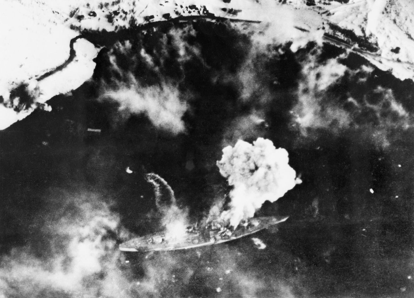 1944年,英国皇家海军「舰队航空兵」的舰载机群对锚泊于挪威峡湾的提尔皮茨号发动空袭。作为俾斯麦级的二号舰,提尔皮茨号长期驻泊挪威威胁盟军北极航线,为此英军多次以航母舰载机对其轰炸,仅1944年4月的「钨行动」便出动上百架舰载机予以重创。