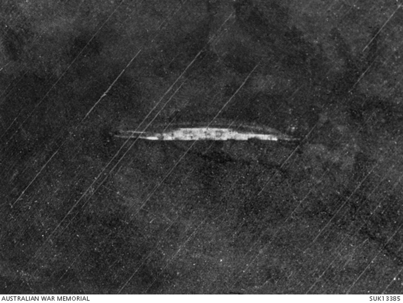 1944年11月12日,英国皇家空军「兰开斯特」轰炸机以「高脚柜」重型炸弹在挪威特罗姆瑟附近击沉提尔皮茨号,巨大的舰体倾覆。全舰1700余名舰员中约1000人随舰沉没,俾斯麦级战列舰至此全部覆灭。照片由澳大利亚皇家空军第463中队从轰炸机航拍。