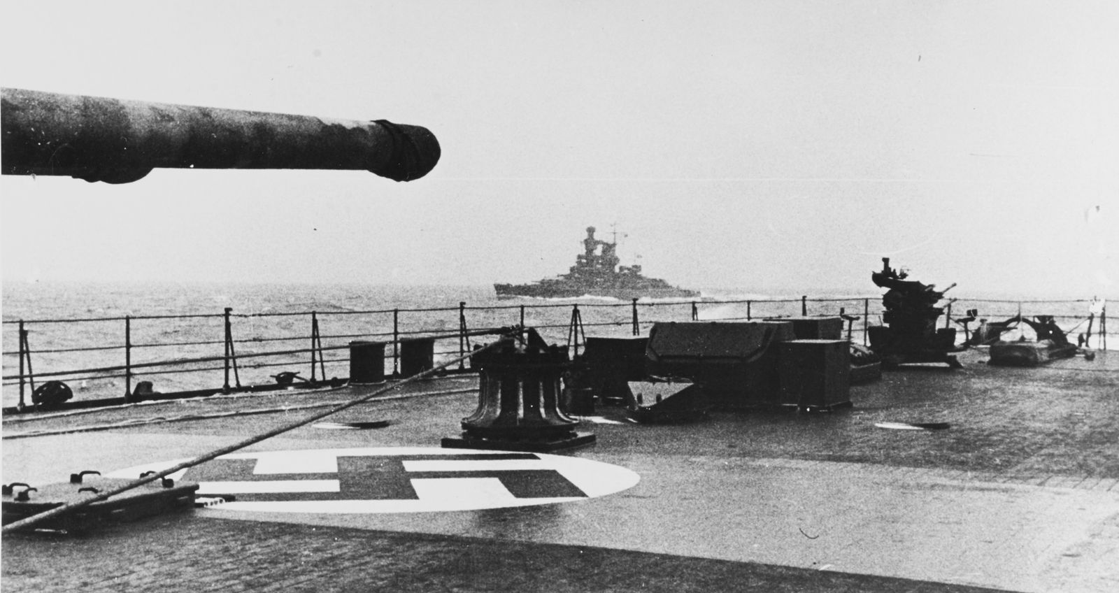 1942年时的舍尔海军上将号。1940至1941年，她完成了二战德国最成功的单舰破交作战，深入南大西洋与印度洋击沉商船约11.3万吨；1942年又参加「跳马行动」及「仙境行动」袭击苏联北方航线。