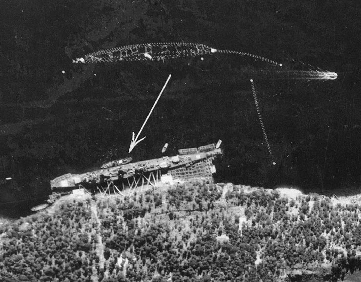 1942年7月19日，科隆号泊于挪威费滕峡湾。该舰自1940年4月参加「威悉演习行动」后长期转战北欧水域，曾与「提尔皮茨」号战列舰同泊一处，承担护航与警戒任务，是「K」级三舰中唯一熬过挪威战役的幸存者。