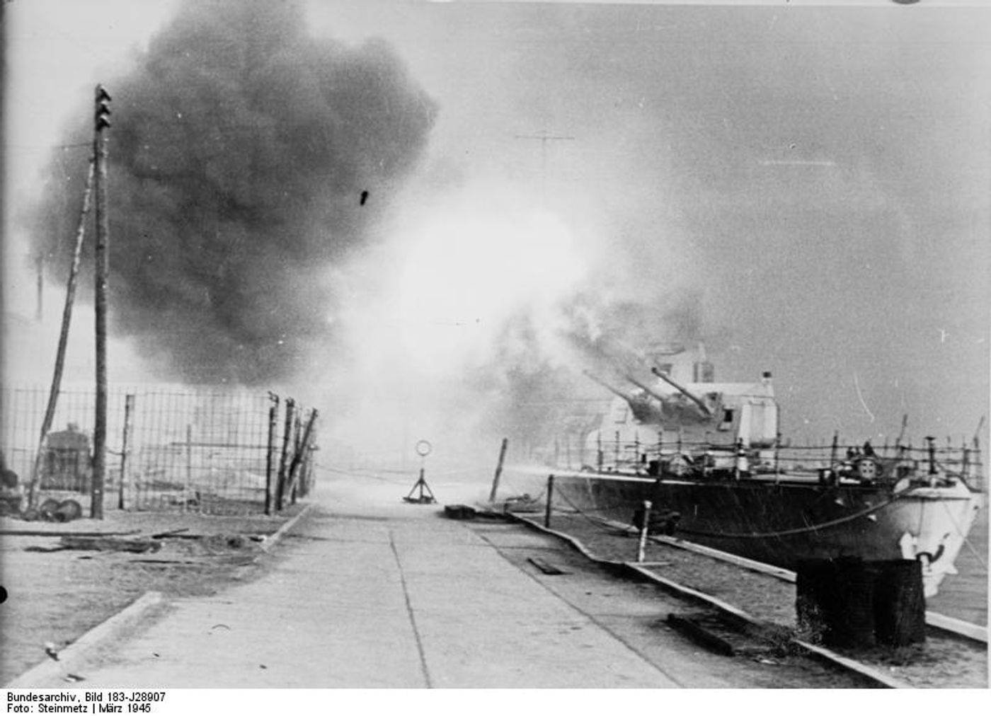 1941年,莱比锡号在格丁尼亚(Gdingen)炮击苏军地面阵地。该舰1940年底修复后主要担任训练舰,但也曾为入侵苏联的德军提供火力支援,这张照片记录了她在东线战场上的作战行动。