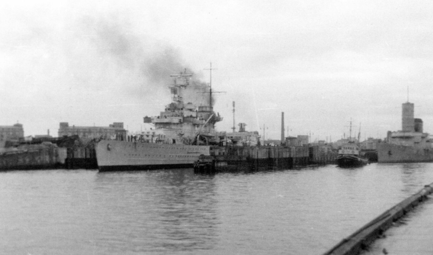 1946年,纽伦堡号与「黑森」号战列舰同泊威廉港。此时两舰已被盟军接管,纽伦堡号即将作为战争赔偿移交苏联海军,更名「马卡罗夫海军上将」号,继续服役至1960年。