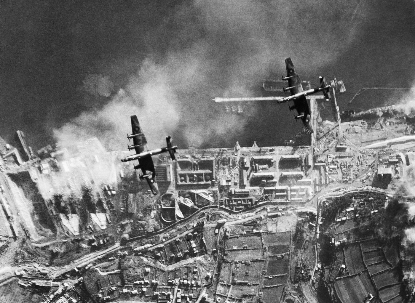 1941年12月,英国皇家空军「哈利法克斯」轰炸机群空袭法国布勒斯特港。沙恩霍斯特号与格奈森瑙号自1941年3月驻泊于此,频繁遭英国空军轰炸而多次受创,被迫长期龟缩港内。
