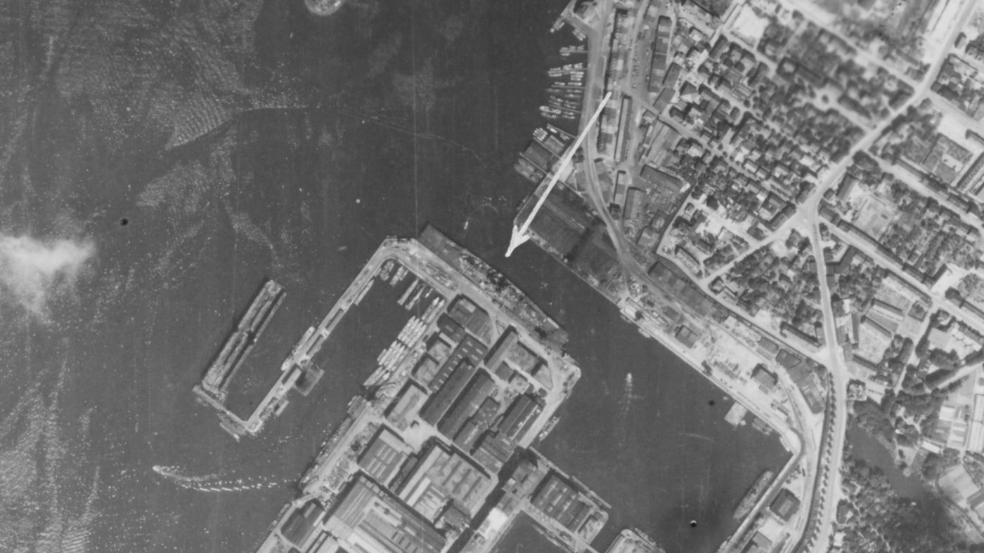 1942年「海峡冲刺行动」后停泊于基尔港的沙恩霍斯特号。此次行动中该舰虽成功穿越英吉利海峡返航德国本土,但在途中触发水雷受损,随即入坞修理。