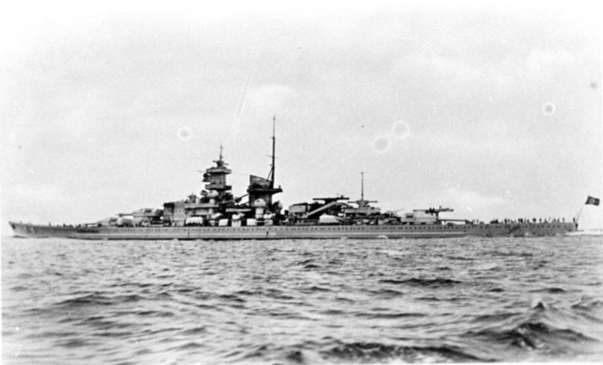 格奈森瑙号在港内停泊。1942年2月底,该舰在基尔遭英国空军轰炸重创,此后主炮被拆除、改装为380毫米主炮的计划亦告终止,实际上退出了作战序列。