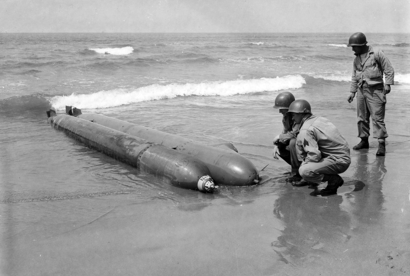 1944年4月21日，意大利安齐奥海滩上的德军Neger人操鱼雷。Neger排水量不足1吨，艇首固定1枚鱼雷，由一名驾驶员操纵，1944年4月在安齐奥战役中首次投入实战，后于「诺曼底登陆」后袭击英吉利海峡的盟军航运。