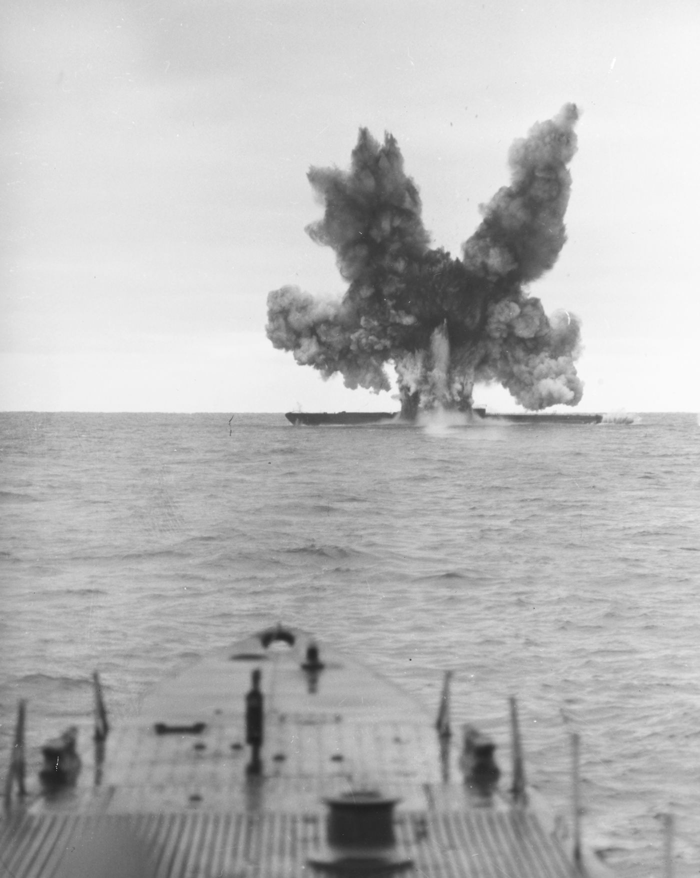 1947年11月20日，美国海军「格林菲什」号潜艇正用鱼雷击沉已投降的德国X型潜艇U-234号。该艇1945年5月向美军投降，艇上载有560公斤铀氧化物等运往日本的货物，战后被用作靶船结束使命。