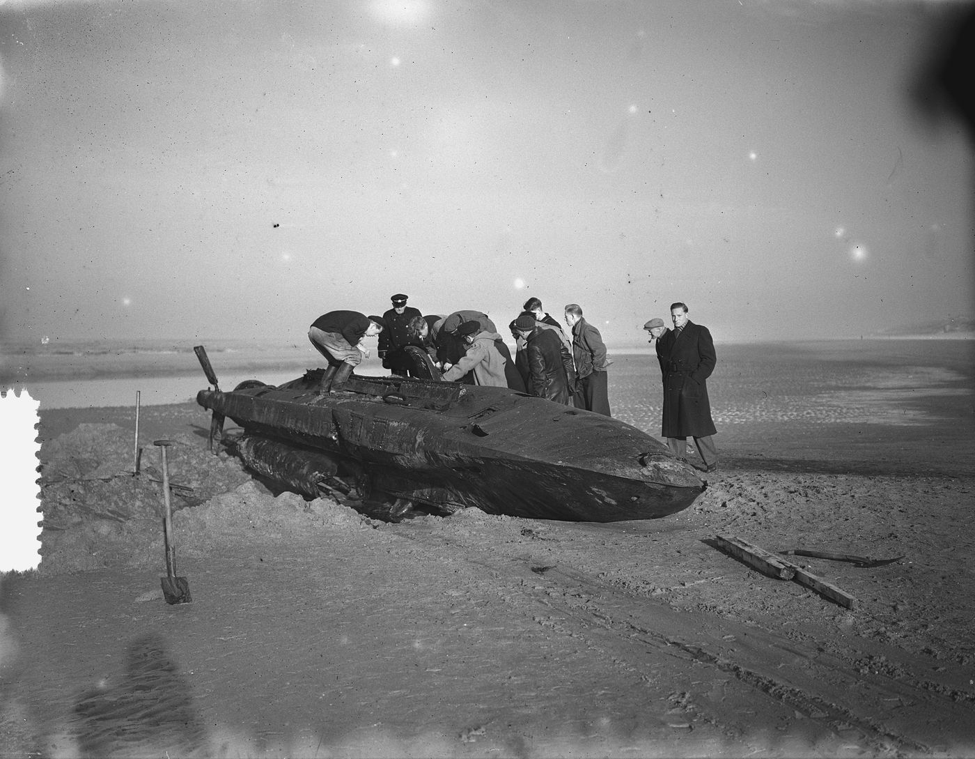 1944年，一艘德军Seehund双人袖珍潜艇搁浅在荷兰卡斯特里克姆海岸。战争末期德国以Seehund等袖珍潜艇从荷兰基地出发，对英吉利海峡的盟军航运展开小规模特种破交作战。