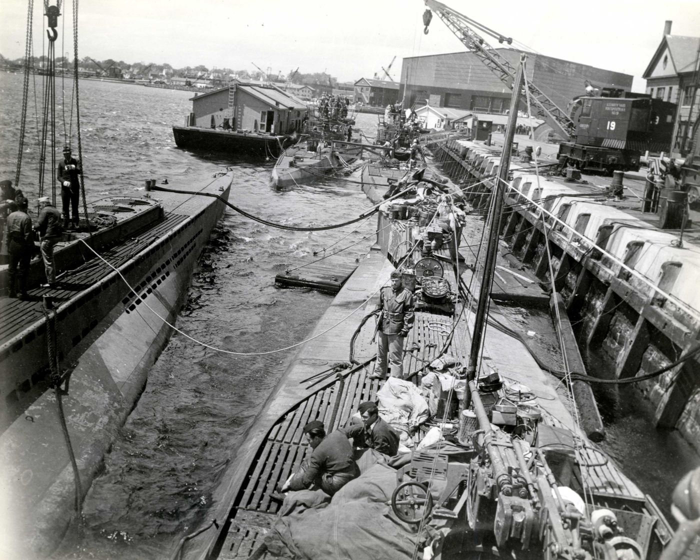 1945年5月，停泊在美国朴茨茅斯海军造船厂的大量德国投降潜艇。战后德国共向盟军交付约156艘潜艇，其中多艘被美英等盟国分配进行技术研究，见证了「大西洋战役」的终结。
