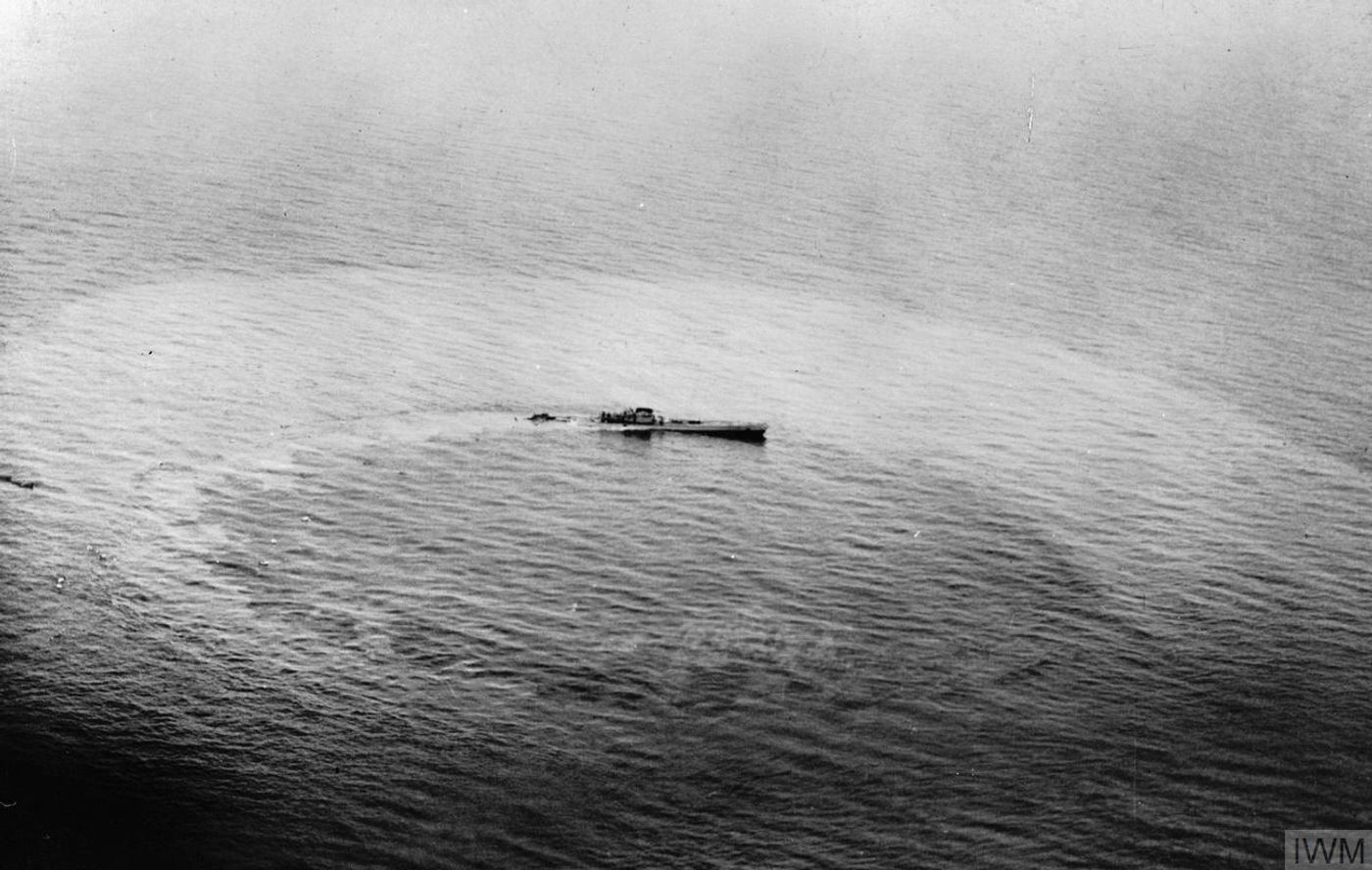 1943年7月24日，「大西洋战役」中，德国XIV型补给潜艇U-459号在比斯开湾遭英国惠灵顿轰炸机攻击后正在沉没。U-459号为XIV型首艇，此前已完成5次海上补给任务，正前往执行第6次任务途中被击沉。