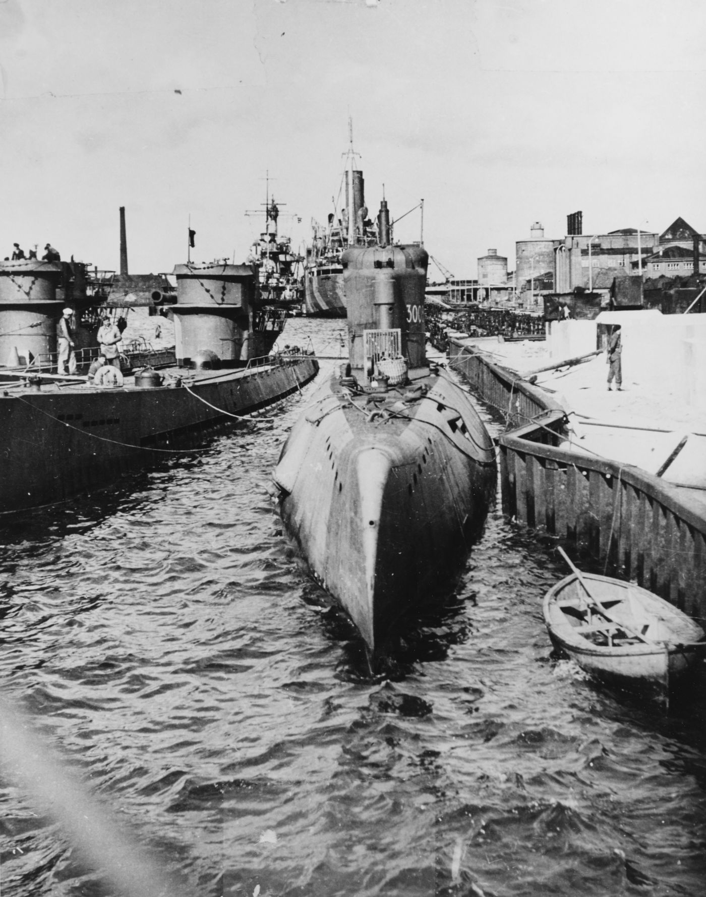 1945年6月，德国威廉港，U-3008号在投降后停泊，与其相邻的是IX型潜艇U-806号与U-155号，远处可见纽伦堡号轻巡洋舰。U-3008号是另一艘执行过战斗巡逻的XXI型艇，战后被美国海军接收用于评估试验。