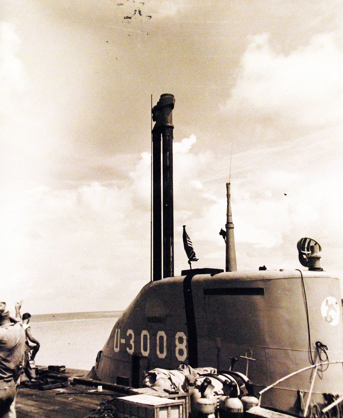 1946年，美国朴茨茅斯海军船厂，U-3008号在美方试验中展示升起状态的通气管装置。战后美国「飞毛腿」、苏联「威士忌」级等战后潜艇设计均不同程度借鉴了XXI型的艇体、蓄电池与通气管技术。