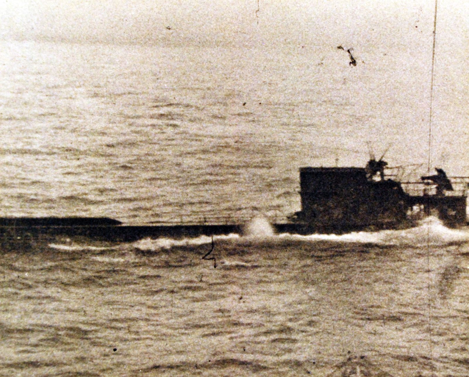 1944年4月16日，「大西洋战役」中，美国海军「托马斯」号护航驱逐舰（USS Thomas, DE-102）撞击德国潜艇U-233号并将其击沉。