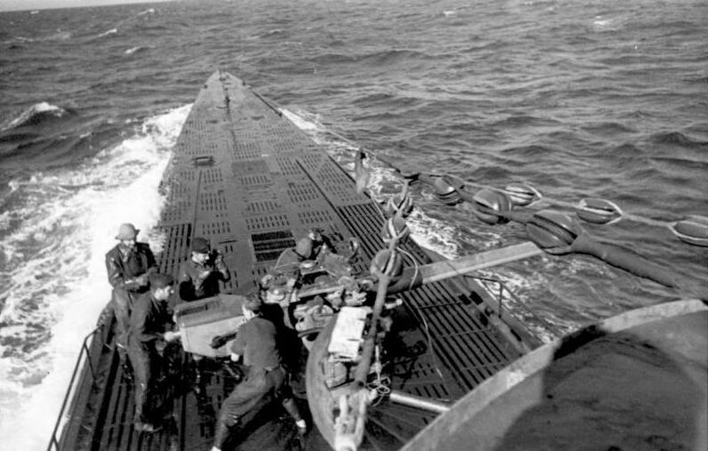 1942年1月「击鼓行动」期间，IXB型U-123号在大西洋上以105毫米甲板炮与英国武装商船交战。照片由随艇摄影记者阿尔文·特尔勒摄于1942年1月25日战列现场。