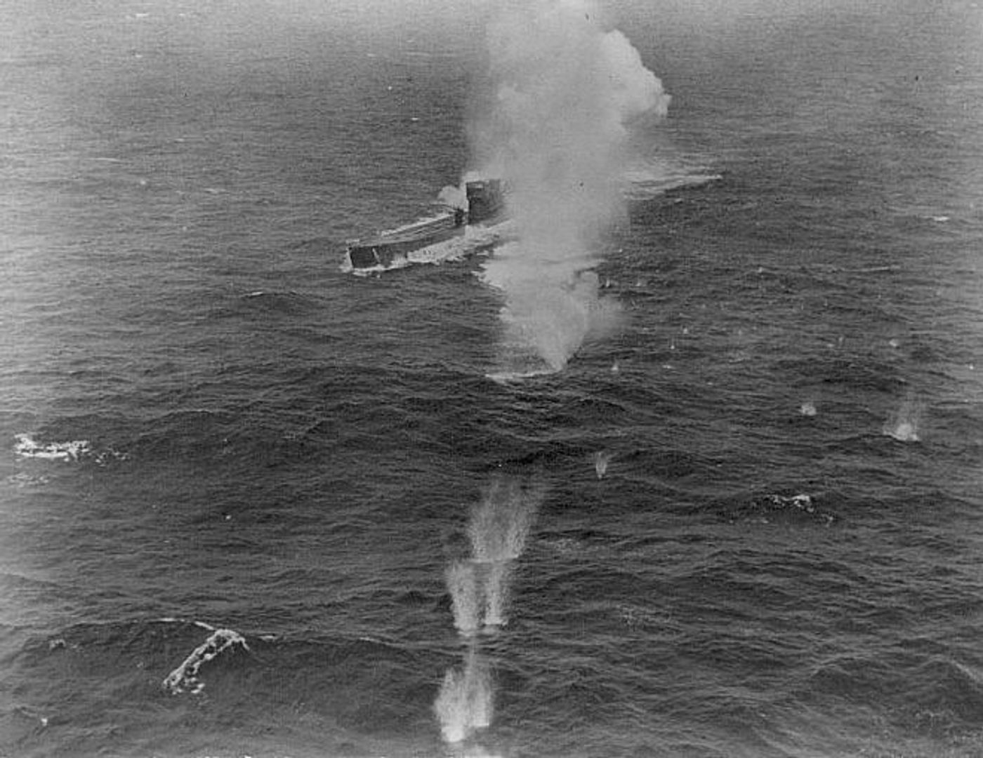 1943年11月25日，南大西洋，IXD2型U-849号遭盟军反潜飞机攻击后被击沉。此前IX型远洋艇曾深入加勒比海与南大西洋作战，随着盟军反潜力量增强而损失惨重。