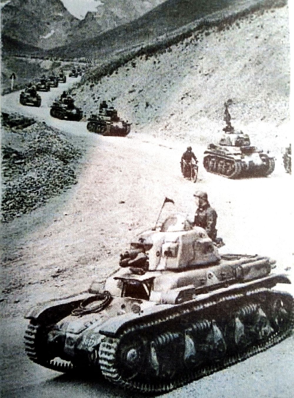 1938年，法国境内，一支法军雷诺R-35轻型坦克部队在公路上行进。