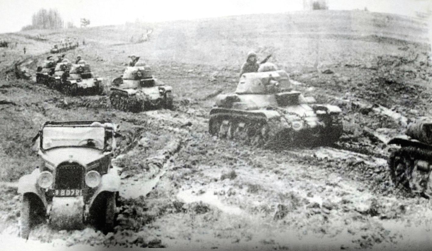 1940年5月，「法国战役」期间，法国战场，一支法军雷诺R-35轻型坦克纵队正在向战场进发，抵挡德军入侵。
